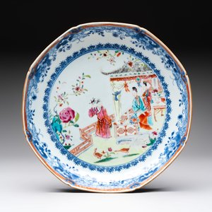 Three Chinese famille rose plates and a famille verte lobed plate, Kangxi/Qianlong — photo 4