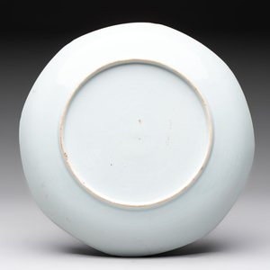 Three Chinese famille rose plates and a famille verte lobed plate, Kangxi/Qianlong — photo 5