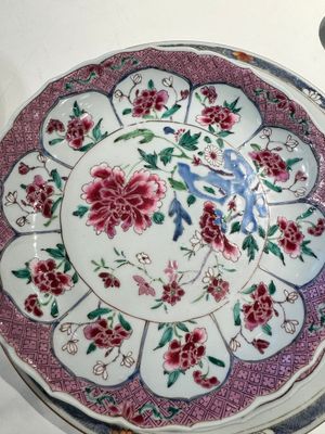 Three Chinese famille rose plates and ten saucers, Yongzheng/Qianlong — photo 12