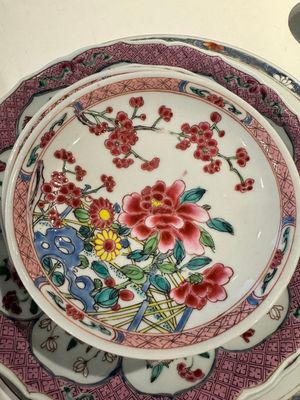 Three Chinese famille rose plates and ten saucers, Yongzheng/Qianlong — photo 5