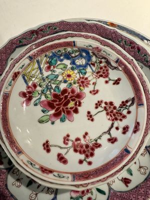 Three Chinese famille rose plates and ten saucers, Yongzheng/Qianlong — photo 7