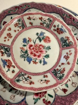 Three Chinese famille rose plates and ten saucers, Yongzheng/Qianlong — photo 9