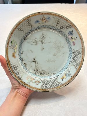 Three Chinese famille rose plates with birds among flowers and a grisaille plate, Yongzheng/Qianlong — photo 1