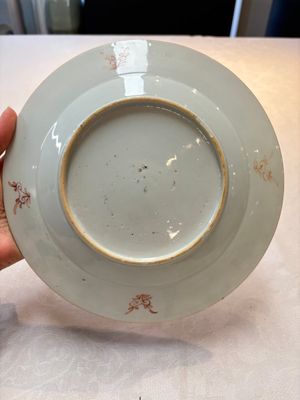 Three Chinese famille rose plates with birds among flowers and a grisaille plate, Yongzheng/Qianlong — photo 11