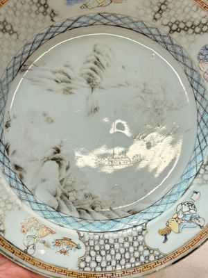 Three Chinese famille rose plates with birds among flowers and a grisaille plate, Yongzheng/Qianlong — photo 2