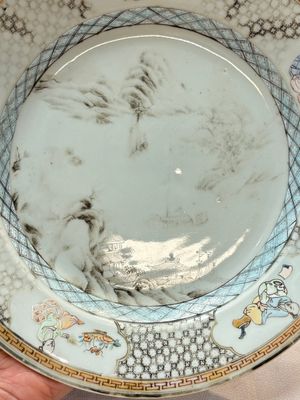 Three Chinese famille rose plates with birds among flowers and a grisaille plate, Yongzheng/Qianlong — photo 3