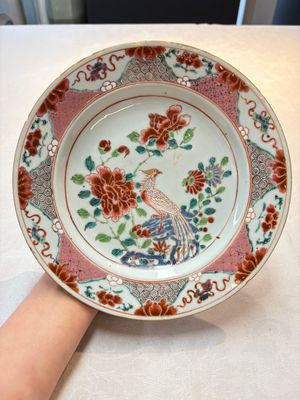 Three Chinese famille rose plates with birds among flowers and a grisaille plate, Yongzheng/Qianlong — photo 6