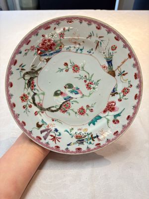 Three Chinese famille rose plates with birds among flowers and a grisaille plate, Yongzheng/Qianlong — photo 8