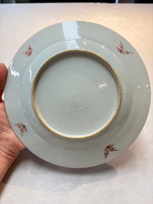 Three Chinese famille rose plates with birds among flowers and a grisaille plate, Yongzheng/Qianlong — photo 9