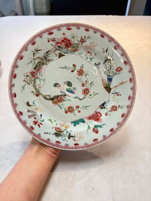 Three Chinese famille rose plates with birds among flowers and a grisaille plate, Yongzheng/Qianlong — photo 10