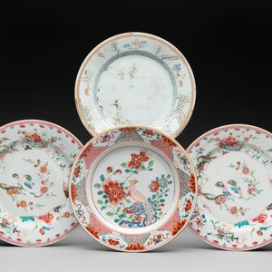 Three Chinese famille rose plates with birds among flowers and a grisaille plate, Yongzheng/Qianlong — photo 1