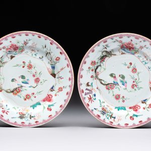 Three Chinese famille rose plates with birds among flowers and a grisaille plate, Yongzheng/Qianlong — photo 2