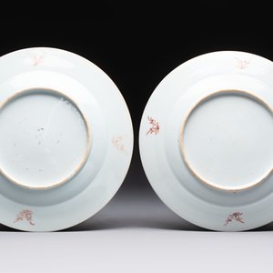 Three Chinese famille rose plates with birds among flowers and a grisaille plate, Yongzheng/Qianlong — photo 3