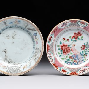 Three Chinese famille rose plates with birds among flowers and a grisaille plate, Yongzheng/Qianlong — photo 4