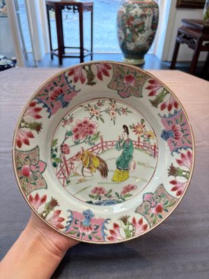 Three Chinese famille rose plates with figural and landscape design, Yongzheng/Qianlong — 照片 1