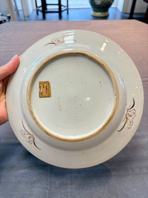 Three Chinese famille rose plates with figural and landscape design, Yongzheng/Qianlong — 照片 2