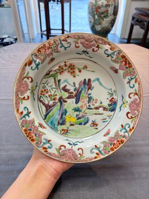 Three Chinese famille rose plates with figural and landscape design, Yongzheng/Qianlong — 照片 3