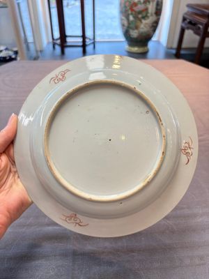 Three Chinese famille rose plates with figural and landscape design, Yongzheng/Qianlong — 照片 4