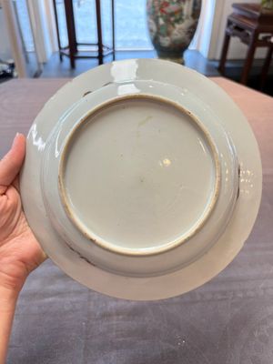 Three Chinese famille rose plates with figural and landscape design, Yongzheng/Qianlong — 照片 7