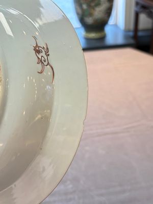 Three Chinese famille rose plates with figural and landscape design, Yongzheng/Qianlong — 照片 9