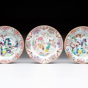 Three Chinese famille rose plates with figural and landscape design, Yongzheng/Qianlong — 照片 1