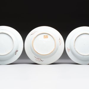 Three Chinese famille rose plates with figural and landscape design, Yongzheng/Qianlong — 照片 2