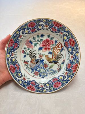 Three Chinese famille rose plates with figures and birds, Yongzheng/Qianlong — photo 1