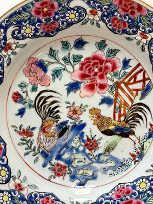 Three Chinese famille rose plates with figures and birds, Yongzheng/Qianlong — photo 2