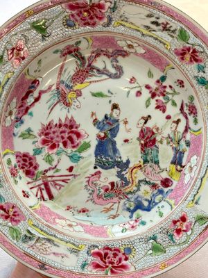 Three Chinese famille rose plates with figures and birds, Yongzheng/Qianlong — photo 5