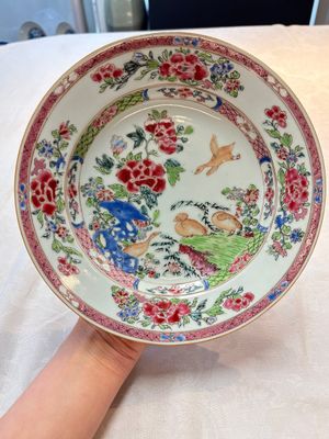Three Chinese famille rose plates with figures and birds, Yongzheng/Qianlong — photo 7