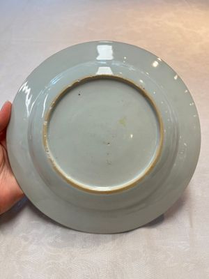 Three Chinese famille rose plates with figures and birds, Yongzheng/Qianlong — photo 8