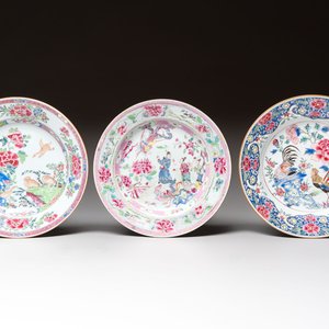 Three Chinese famille rose plates with figures and birds, Yongzheng/Qianlong — photo 1