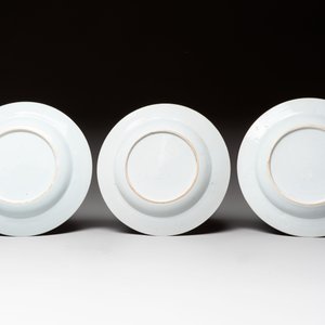 Three Chinese famille rose plates with figures and birds, Yongzheng/Qianlong — photo 2