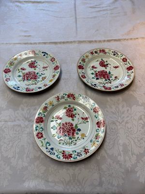 Three Chinese famille rose plates with floral design, Yongzheng — foto 1