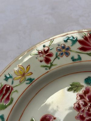 Three Chinese famille rose plates with floral design, Yongzheng — foto 11