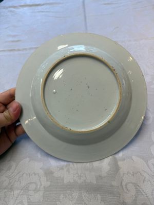 Three Chinese famille rose plates with floral design, Yongzheng — foto 12