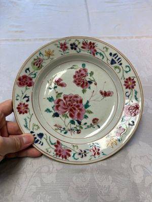 Three Chinese famille rose plates with floral design, Yongzheng — foto 16