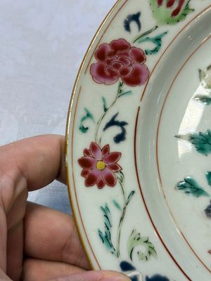 Three Chinese famille rose plates with floral design, Yongzheng — foto 17