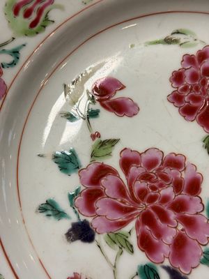 Three Chinese famille rose plates with floral design, Yongzheng — foto 18