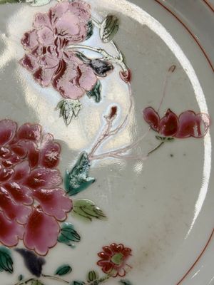 Three Chinese famille rose plates with floral design, Yongzheng — foto 19