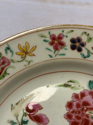 Three Chinese famille rose plates with floral design, Yongzheng — foto 20