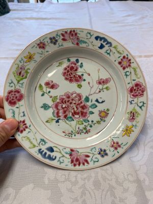 Three Chinese famille rose plates with floral design, Yongzheng — foto 2