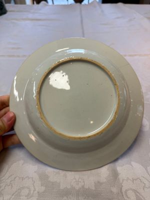 Three Chinese famille rose plates with floral design, Yongzheng — foto 21