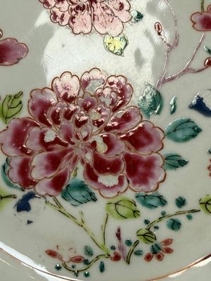 Three Chinese famille rose plates with floral design, Yongzheng — foto 3