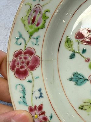 Three Chinese famille rose plates with floral design, Yongzheng — foto 4