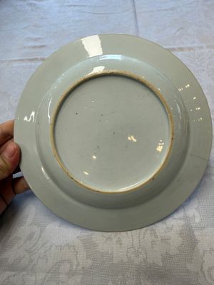 Three Chinese famille rose plates with floral design, Yongzheng — foto 6