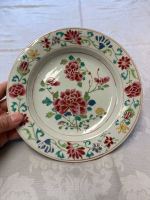 Three Chinese famille rose plates with floral design, Yongzheng — foto 9