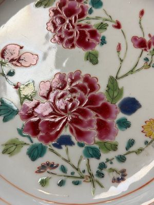 Three Chinese famille rose plates with floral design, Yongzheng — foto 10
