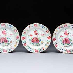 Three Chinese famille rose plates with floral design, Yongzheng — foto 1