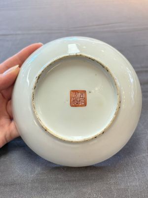 Three Chinese famille rose plates with narrative design, Tongzhi mark and of the period — photo 13